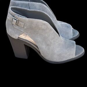 New Vince Camuto grey suede front V-Cute peep toe booties size 11M